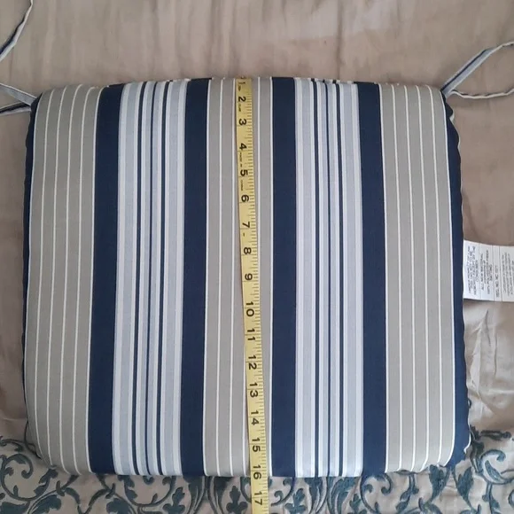 4 chair cushions - Picture 3 of 4